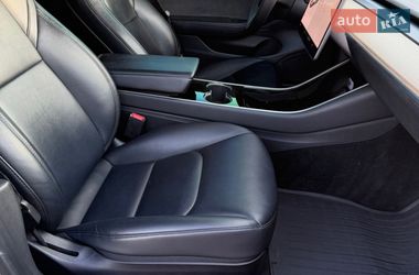 Седан Tesla Model 3 2020 в Ровно