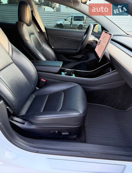 Седан Tesla Model 3 2020 в Ровно