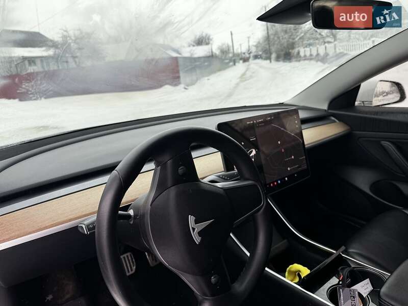 Седан Tesla Model 3 2020 в Попельне