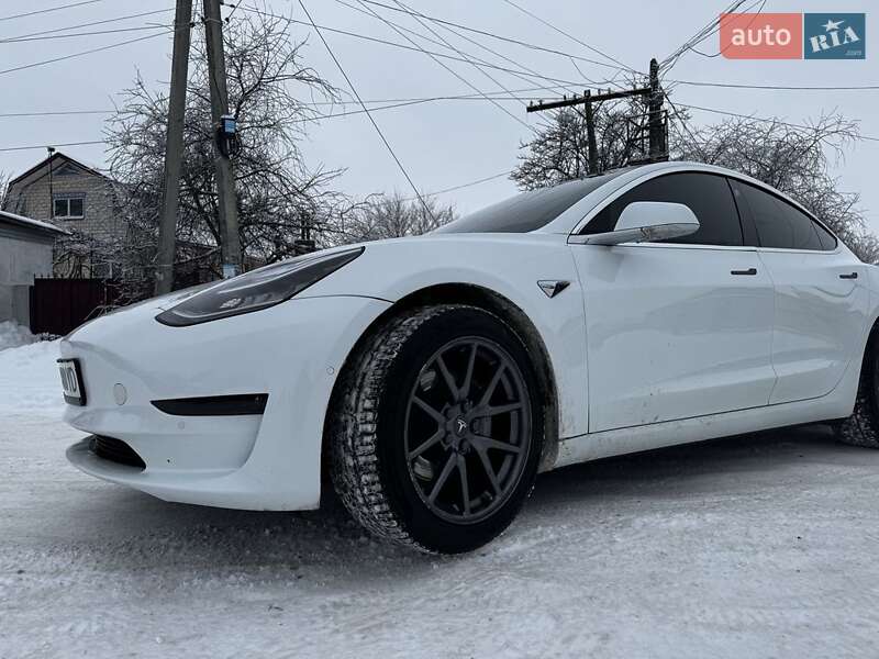 Седан Tesla Model 3 2020 в Попельне
