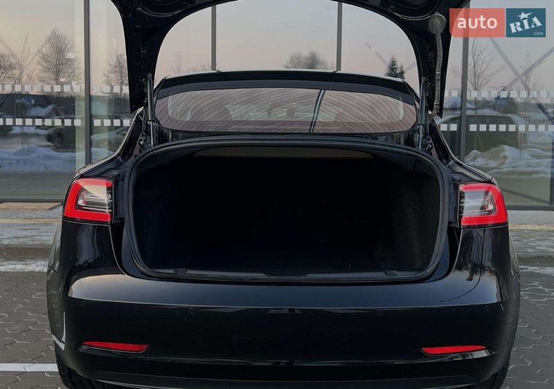 Седан Tesla Model 3 2019 в Ровно