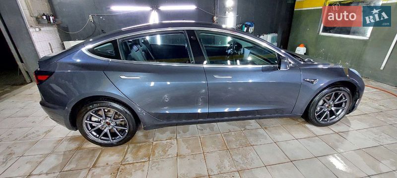 Седан Tesla Model 3 2018 в Львове