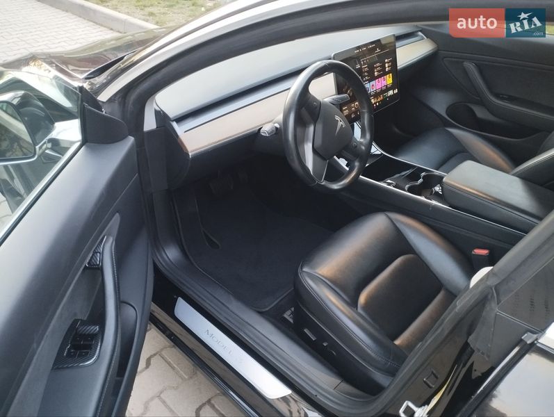 Седан Tesla Model 3 2019 в Ужгороде