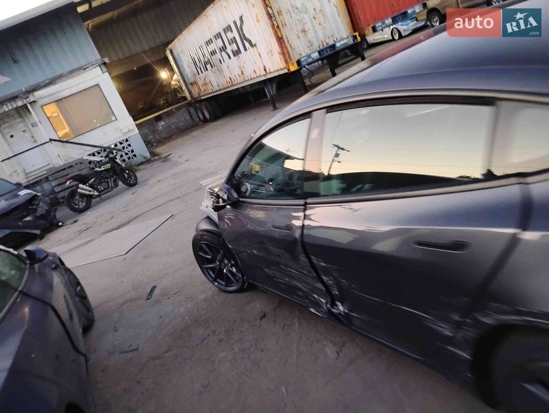 Седан Tesla Model 3 2023 в Львове