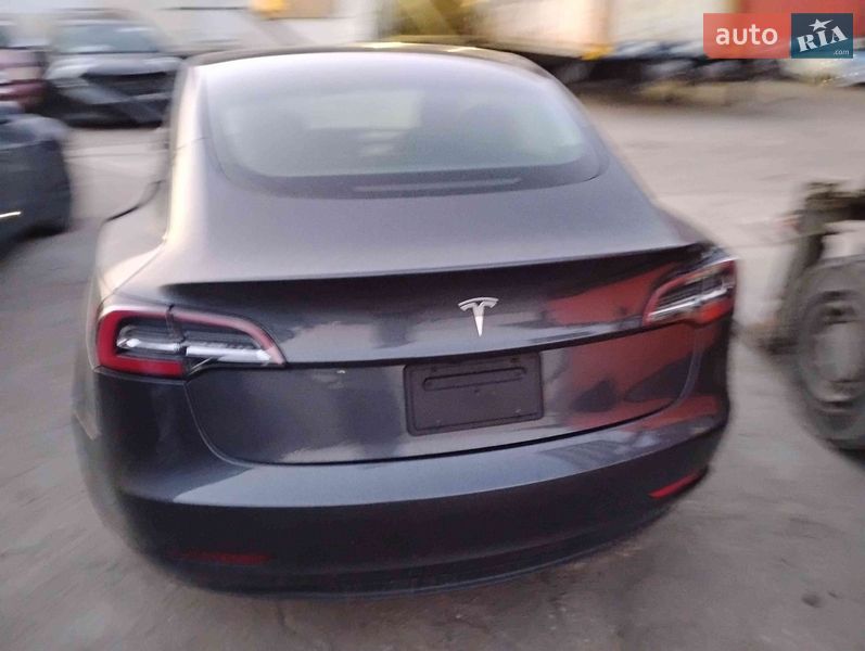 Седан Tesla Model 3 2023 в Львове