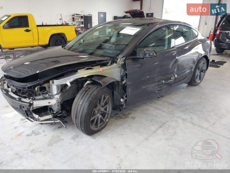 Седан Tesla Model 3 2023 в Львове