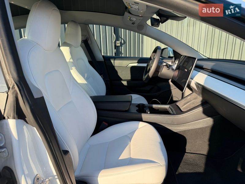 Седан Tesla Model 3 2021 в Киеве
