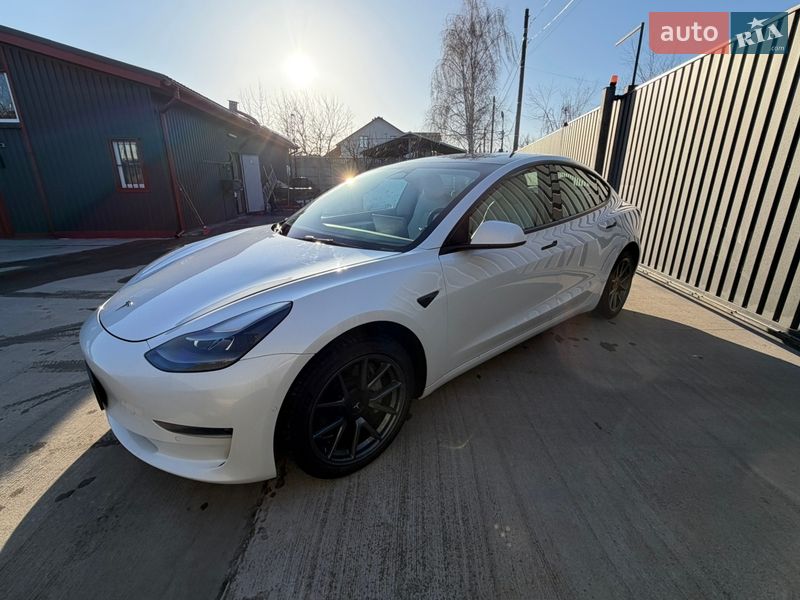 Седан Tesla Model 3 2021 в Киеве