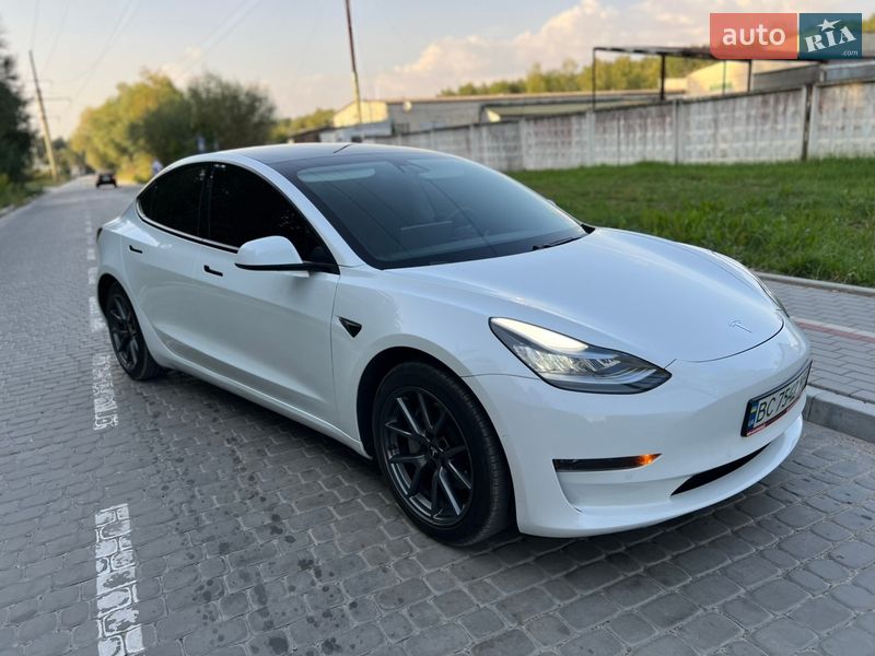 Седан Tesla Model 3 2020 в Новояворовске