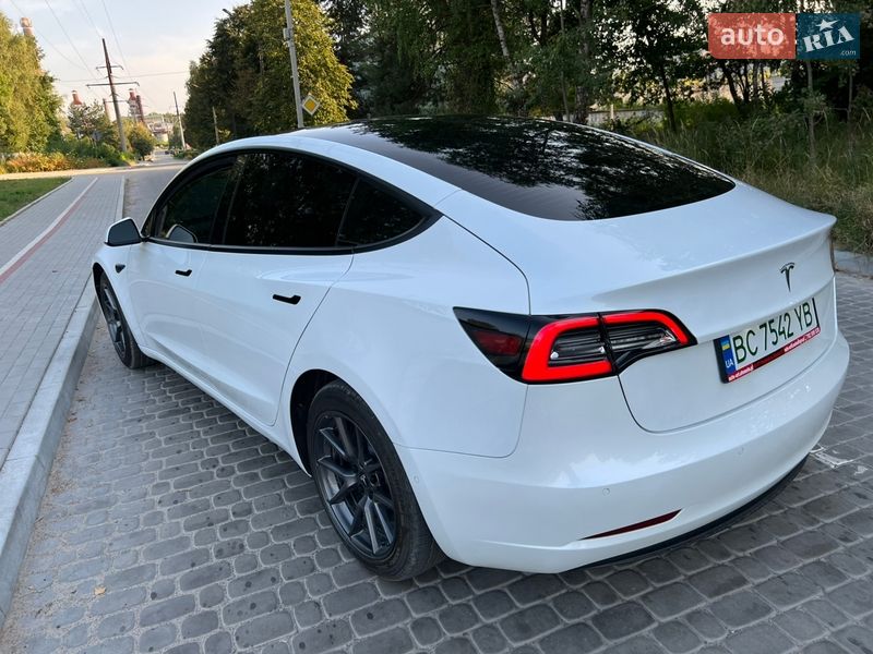 Седан Tesla Model 3 2020 в Новояворовске