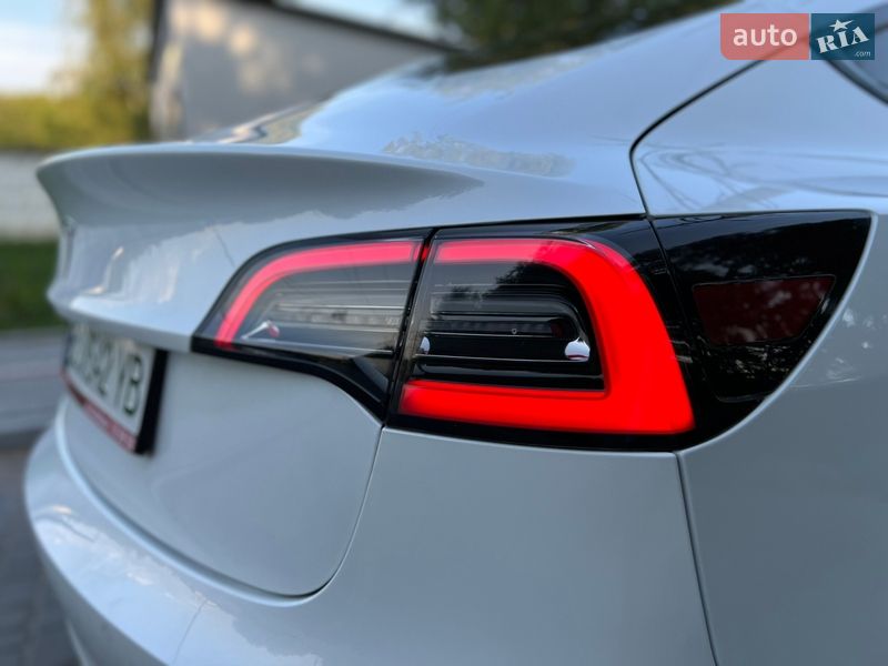 Седан Tesla Model 3 2020 в Новояворовске