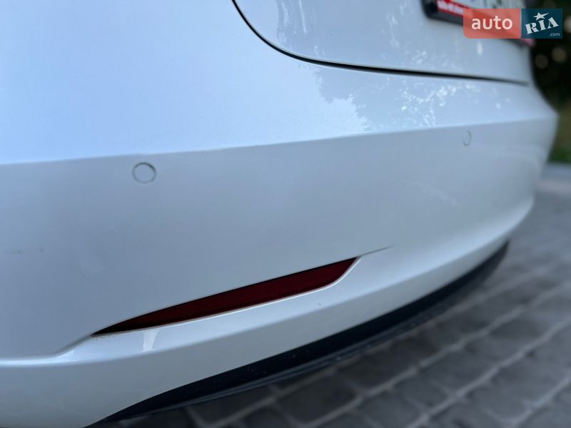 Седан Tesla Model 3 2020 в Новояворовске