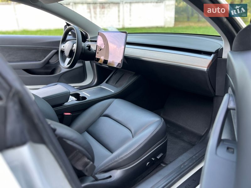 Седан Tesla Model 3 2020 в Новояворовске