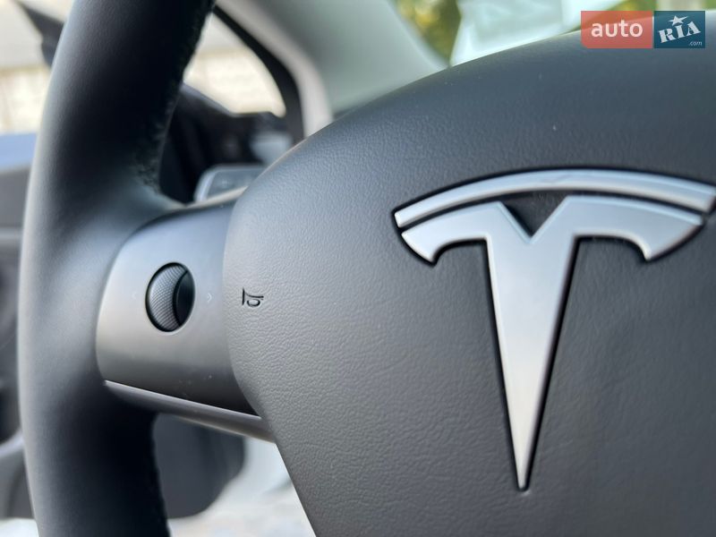 Седан Tesla Model 3 2020 в Новояворовске