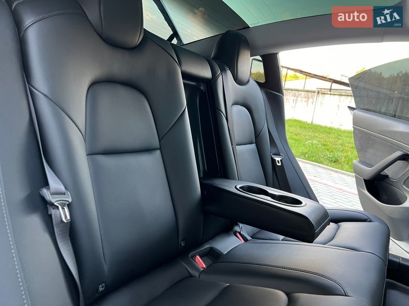 Седан Tesla Model 3 2020 в Новояворовске