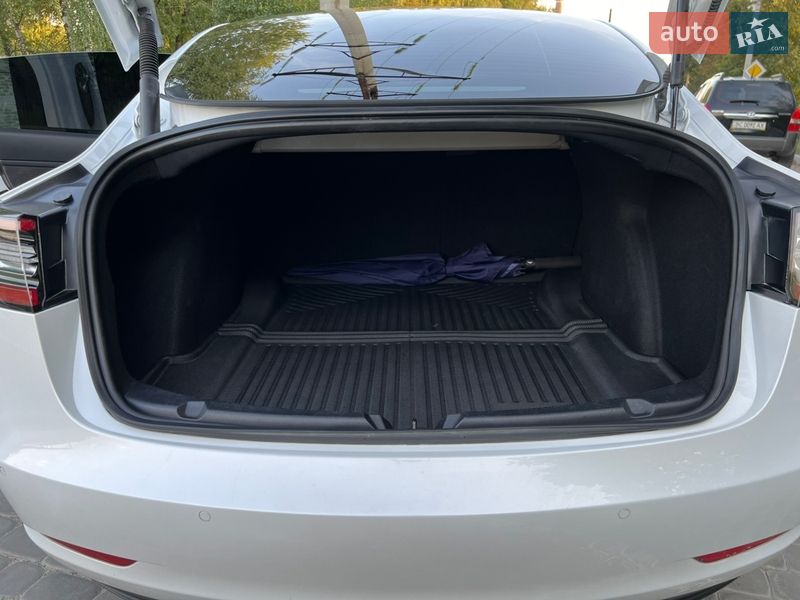 Седан Tesla Model 3 2020 в Новояворовске