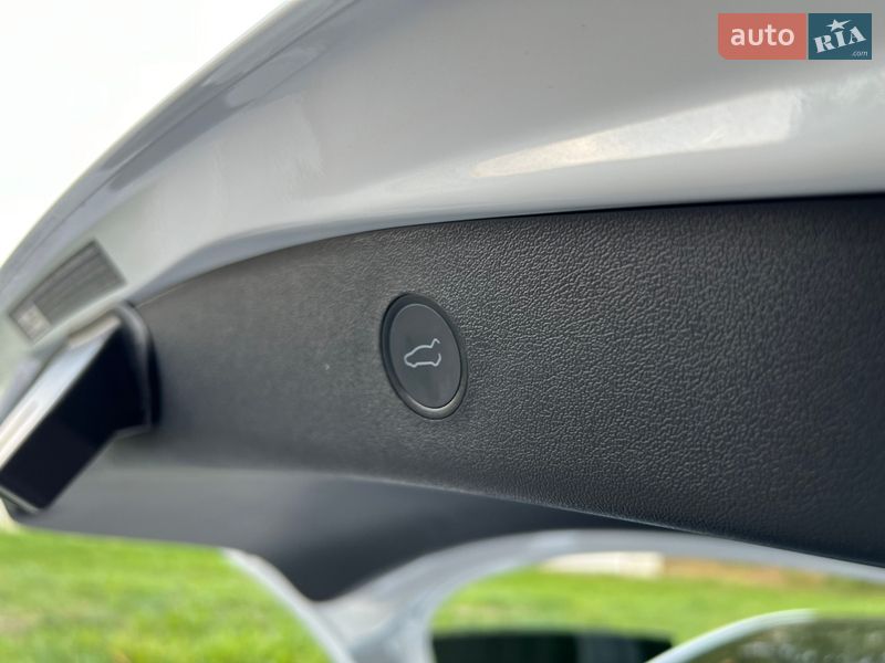 Седан Tesla Model 3 2020 в Новояворовске