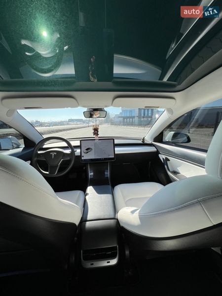 Седан Tesla Model 3 2020 в Львові
