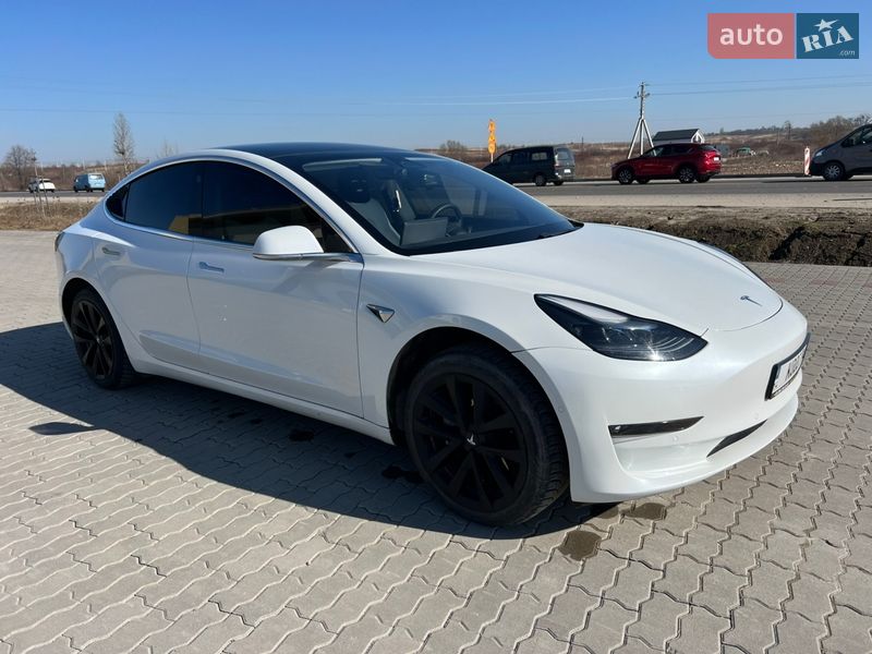 Седан Tesla Model 3 2020 в Львові
