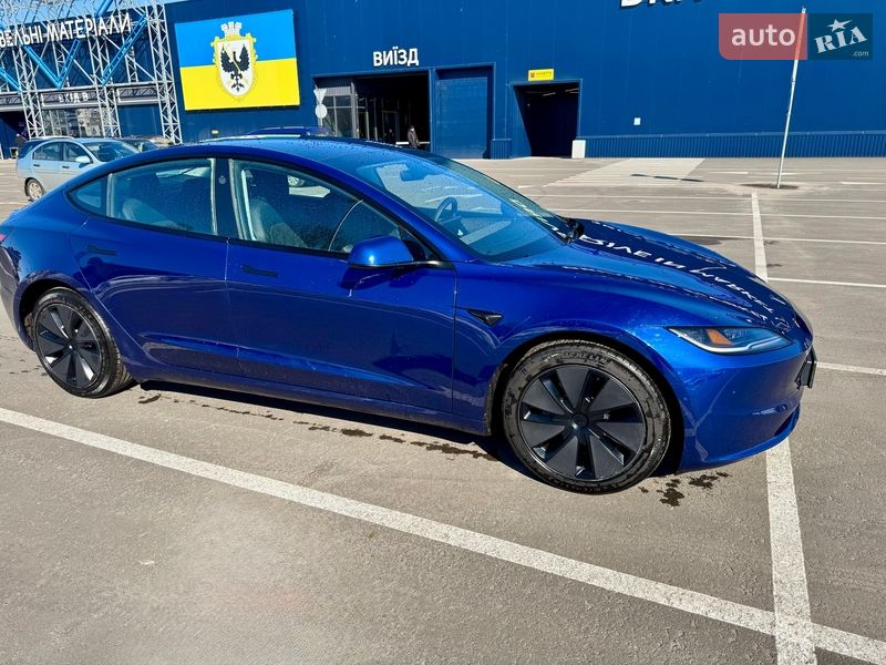 Седан Tesla Model 3 2024 в Чернігові