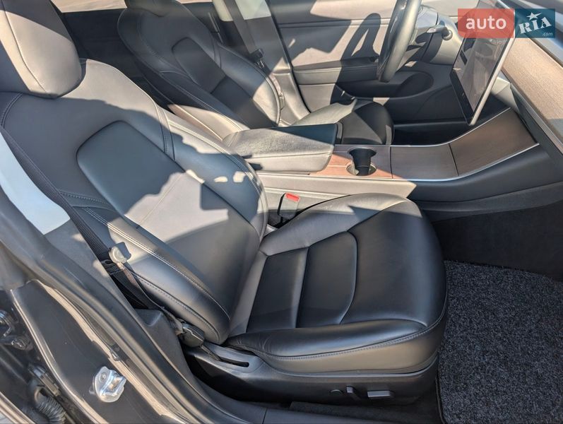 Седан Tesla Model 3 2019 в Коломые