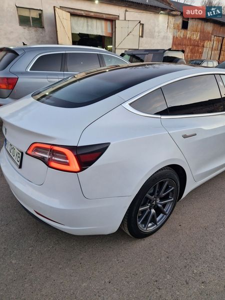 Седан Tesla Model 3 2020 в Долине