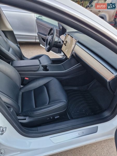 Седан Tesla Model 3 2020 в Долине