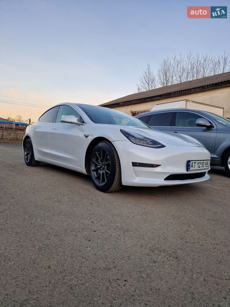 Седан Tesla Model 3 2020 в Долине