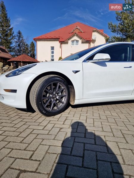 Седан Tesla Model 3 2020 в Долине