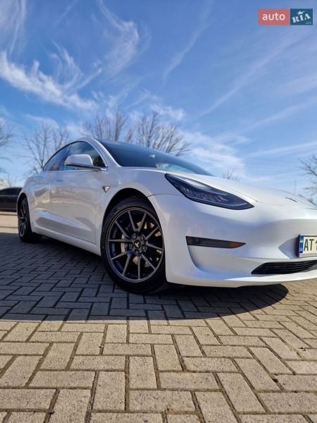 Седан Tesla Model 3 2020 в Долине