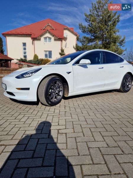 Седан Tesla Model 3 2020 в Долине