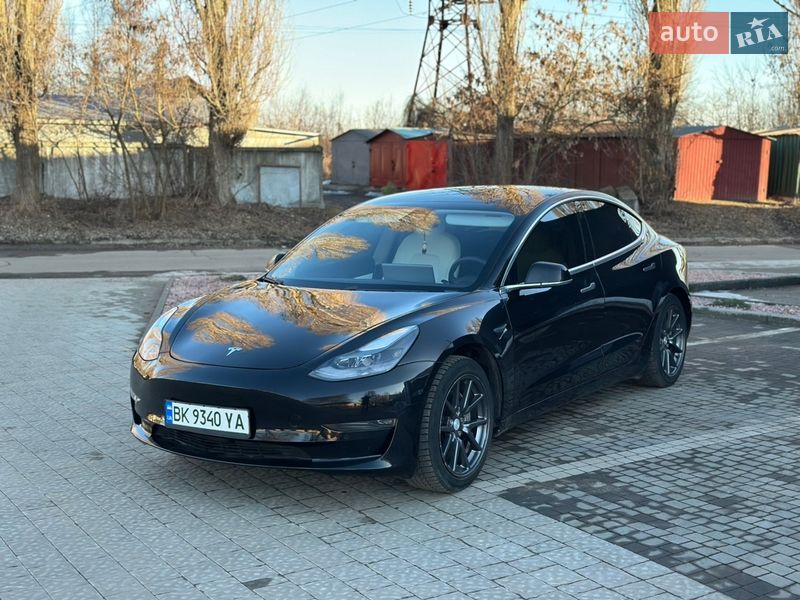 Седан Tesla Model 3 2020 в Ровно