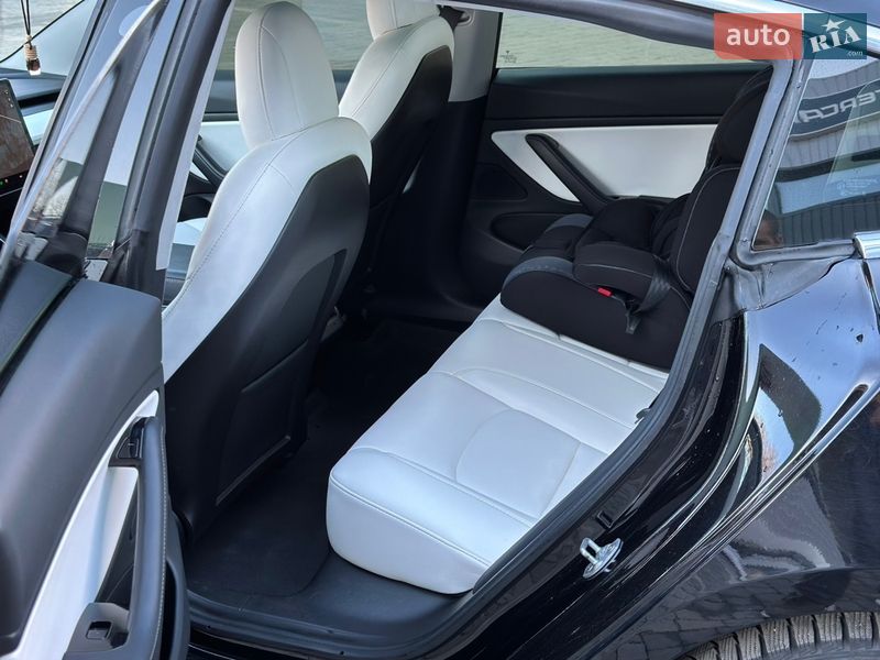 Седан Tesla Model 3 2020 в Ровно