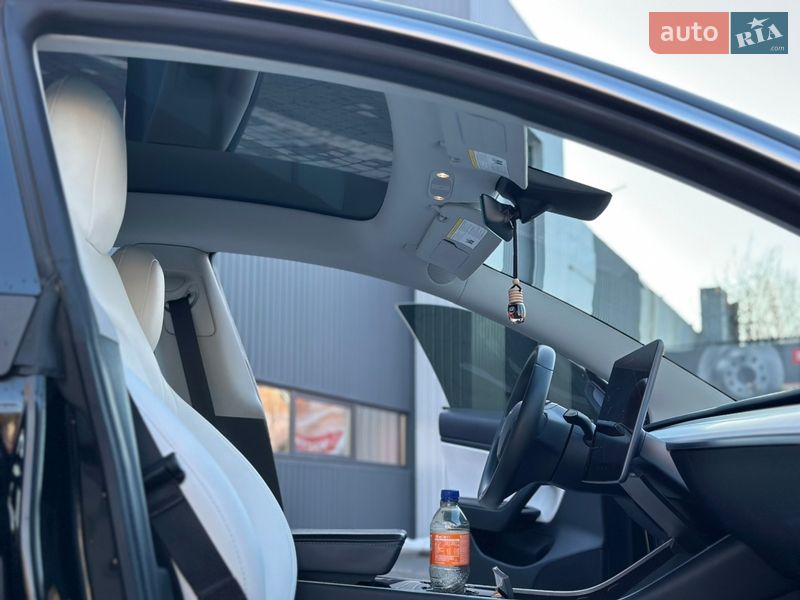 Седан Tesla Model 3 2020 в Ровно
