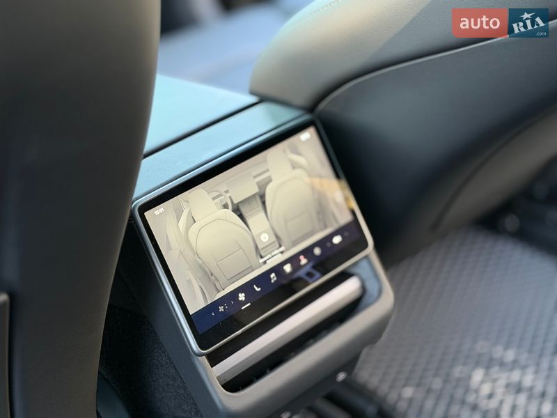 Седан Tesla Model 3 2025 в Трускавці