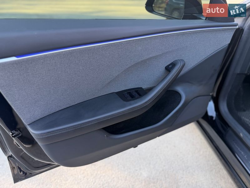 Седан Tesla Model 3 2025 в Трускавці