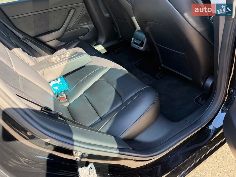 Седан Tesla Model 3 2018 в Ровно