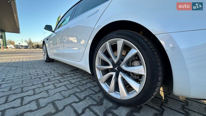 Седан Tesla Model 3 2018 в Києві