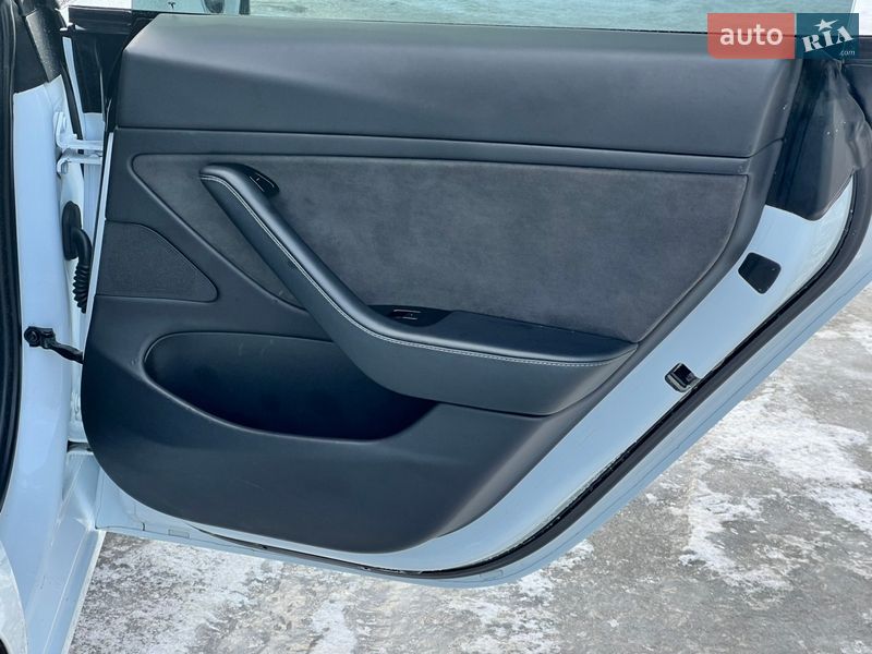 Седан Tesla Model 3 2020 в Киеве