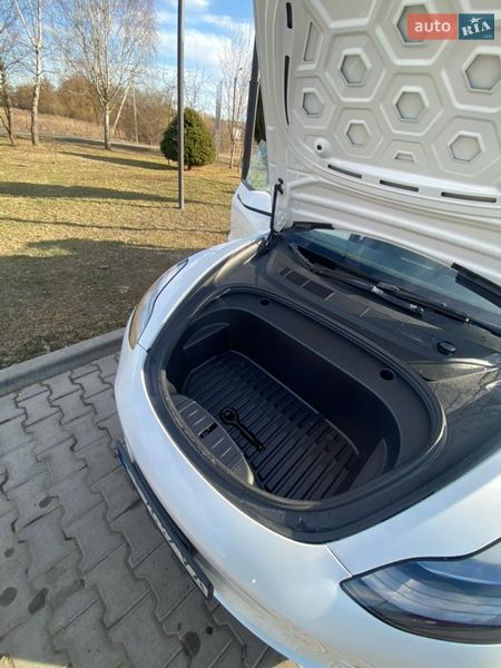 Седан Tesla Model 3 2023 в Калуше