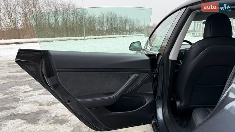 Седан Tesla Model 3 2021 в Львове