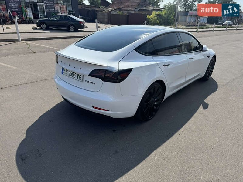 Седан Tesla Model 3 2022 в Чернівцях