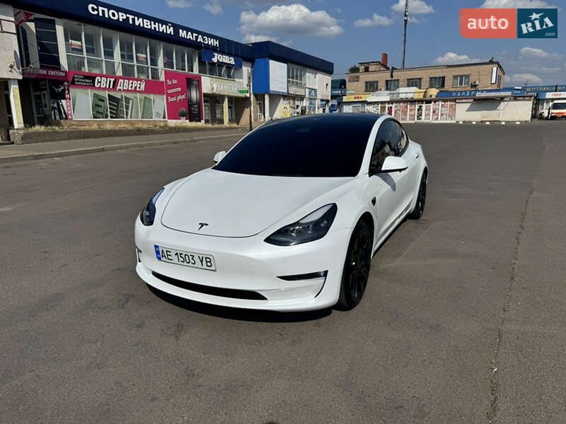 Седан Tesla Model 3 2022 в Чернівцях