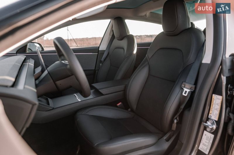 Седан Tesla Model 3 2025 в Ровно