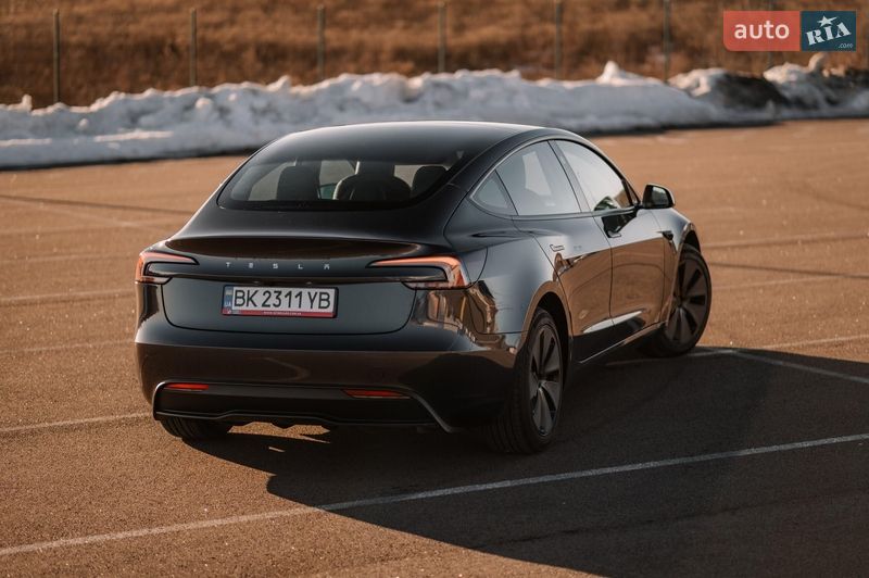 Седан Tesla Model 3 2025 в Ровно