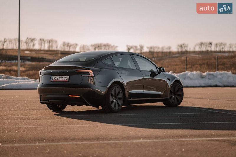 Седан Tesla Model 3 2025 в Ровно