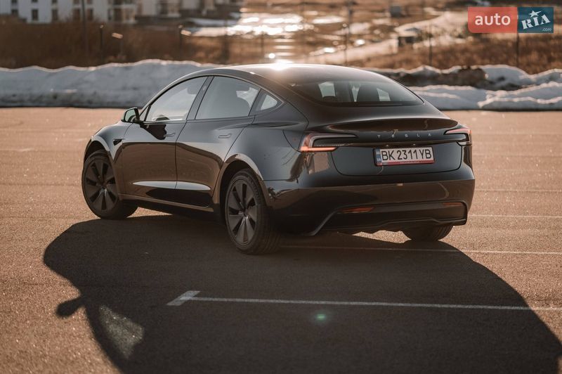 Седан Tesla Model 3 2025 в Ровно