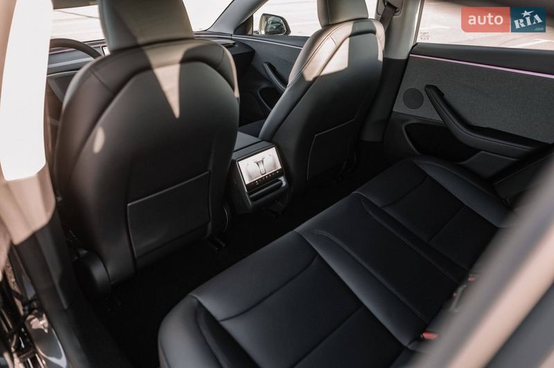Седан Tesla Model 3 2025 в Ровно