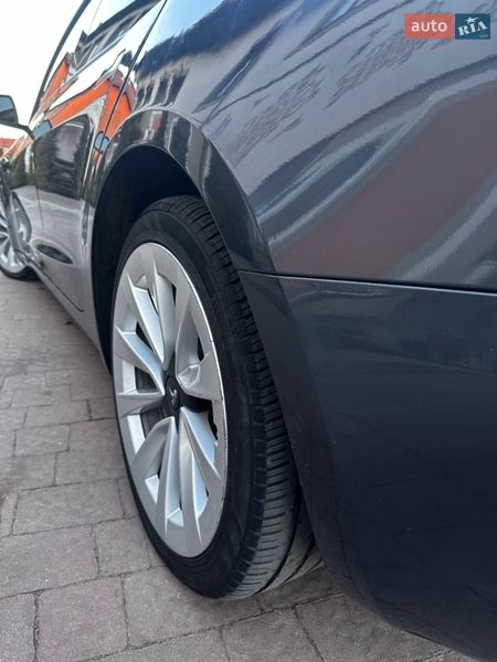 Седан Tesla Model 3 2022 в Стрию