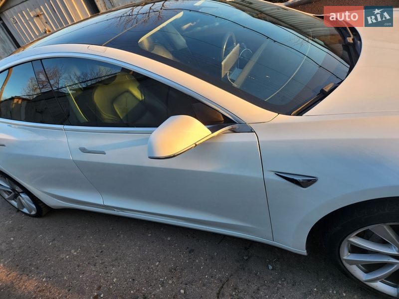 Седан Tesla Model 3 2019 в Львове